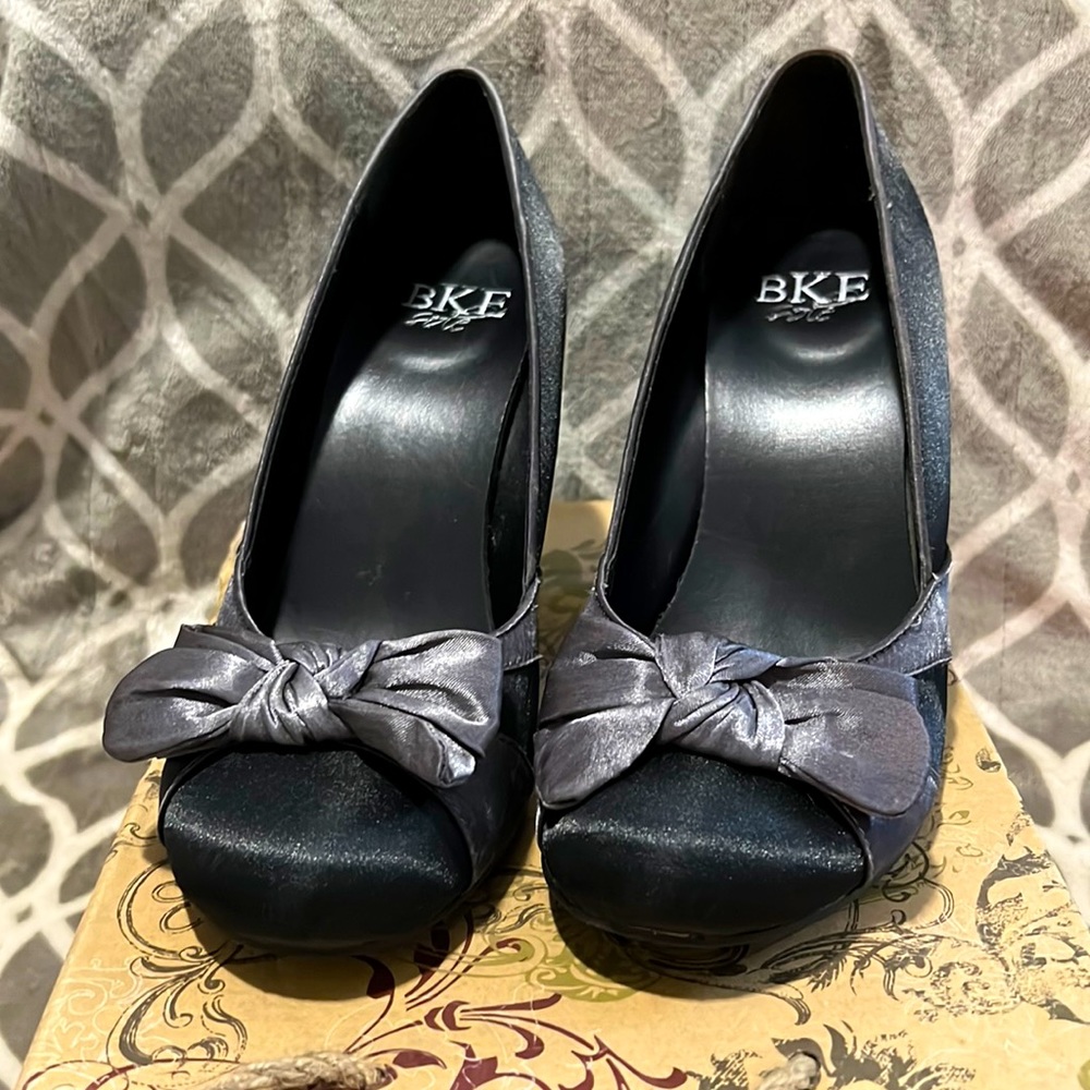 BKE brand women’s high heels size 7.5, black and gray satin